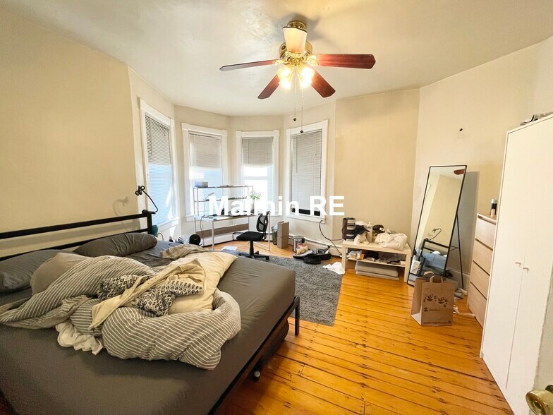 Primary Photo - 19 Sachem St