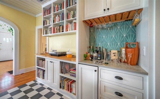 Building Photo - 1704 Alameda Dr