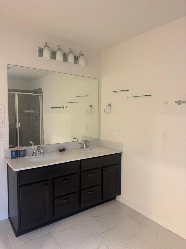 Building Photo - 4841 Sun Fls Dr