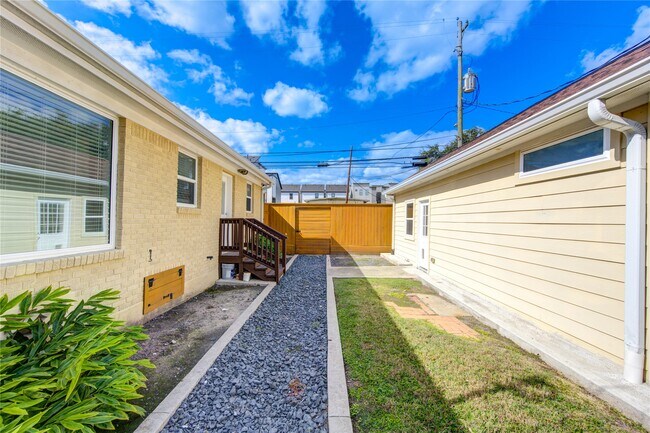 Building Photo - 2401 Eagle St