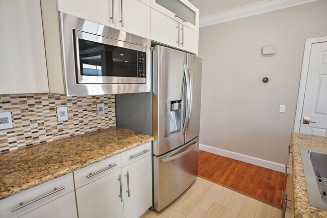 Building Photo - Southwest Pool Home With First Floor Bed And Bath