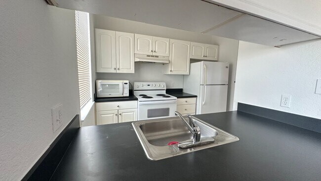 Building Photo - 860 N Orange Ave