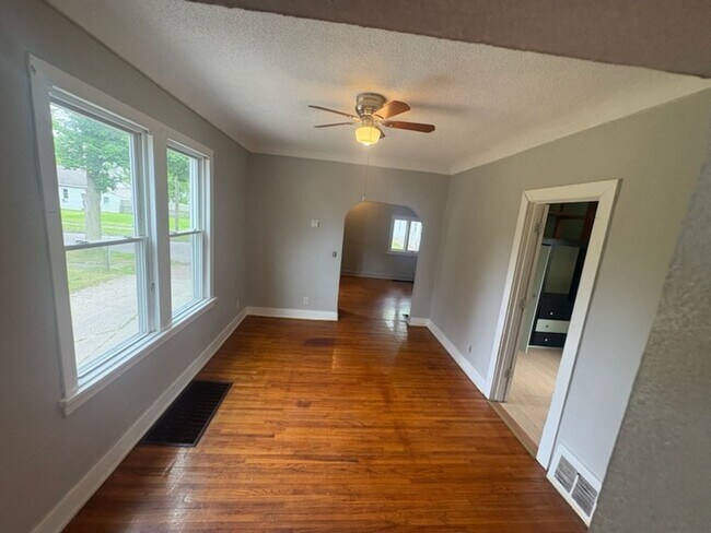 Building Photo - Cute 2 Bedroom Located Near Local Hospital