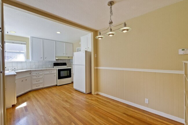 Building Photo - Awesome Home Located in a Quiet Tree Line ...