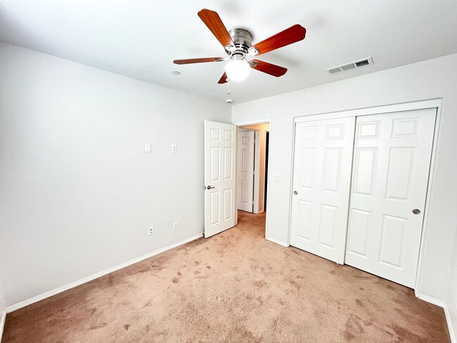 Building Photo - Gorgeous 4B/2BA Condo w/ A/C, W/D & Pool!