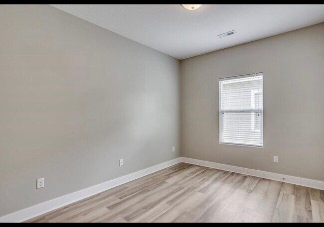 Building Photo - 1525 S Edwards Ave