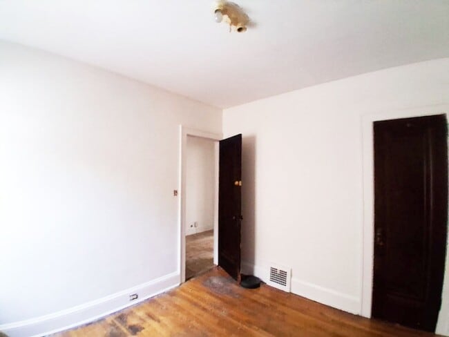 Building Photo - 4 BED 1 BATH BEAUTIFUL SINGLE FAMILY HOME