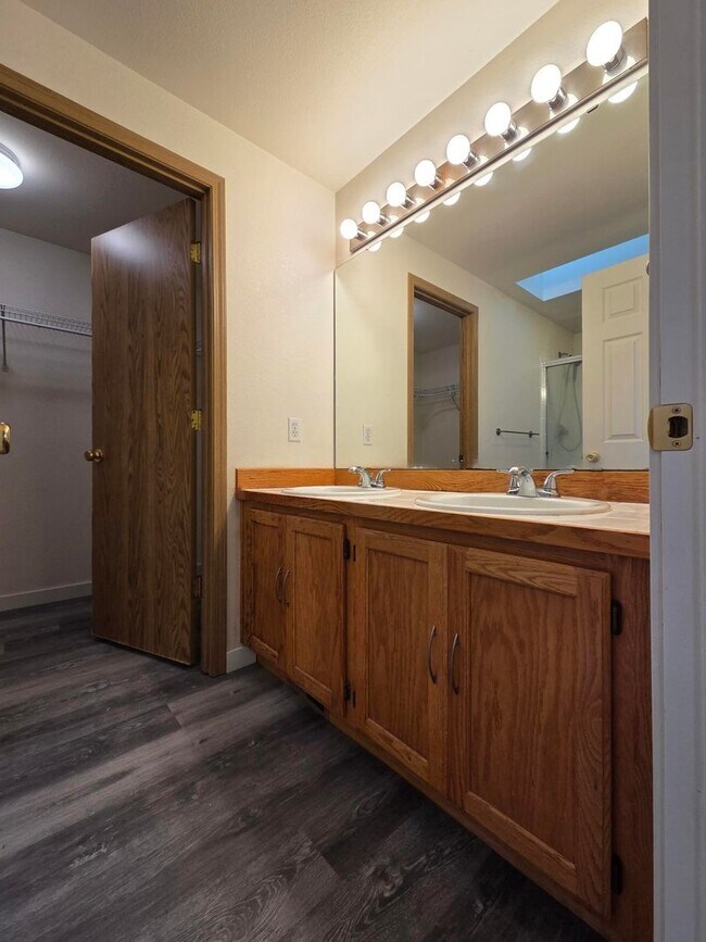 Building Photo - Beautifully updated home!