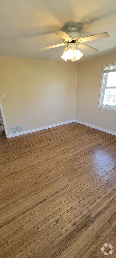 Building Photo - 2 Bedroom 1 Bathroom Townhouse for Rent!