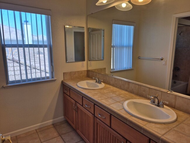 Building Photo - Beautiful 4 bedroom 3.5 bath in Natomas Park