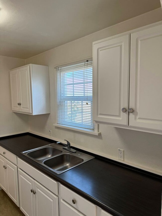 Building Photo - 1 Bedroom Duplex in Downtown Eugene