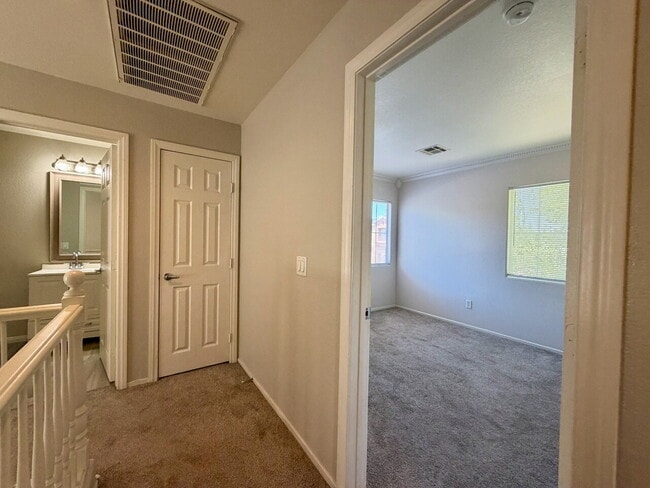Building Photo - GATED 3 BED 2.5 BATH 1 CAR GARAGE SINGLE FAMILY HOME WITH COMMUNITY POOL