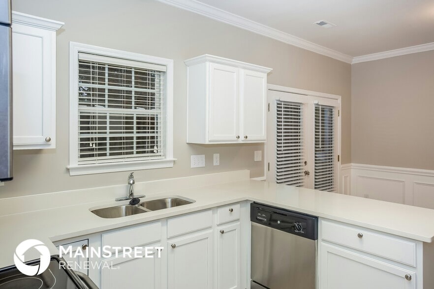 Building Photo - 8293 Chatham Oaks Dr