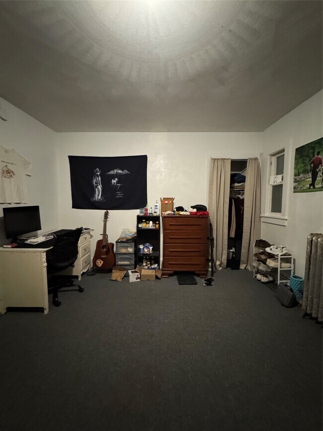 Building Photo - 121 Oak St