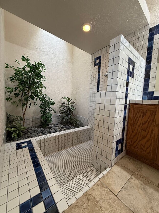 Building Photo - Available now - Unfurnished - Long Term