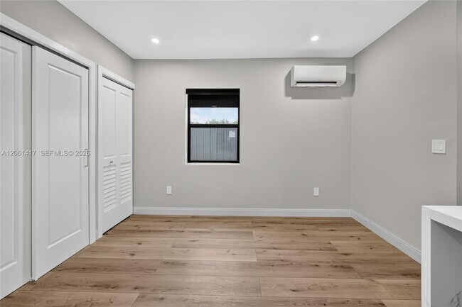 Building Photo - 1011 NW 30th Ct