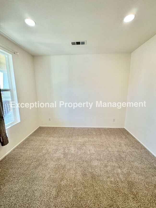 Building Photo - Read to move in 4 bedroom 3 bath home with a den