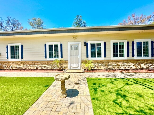 Building Photo - Stunning Top to Bottom, Inside & Out Remodel Job on this Rental Home, Minutes to Fallbrook or Bon...