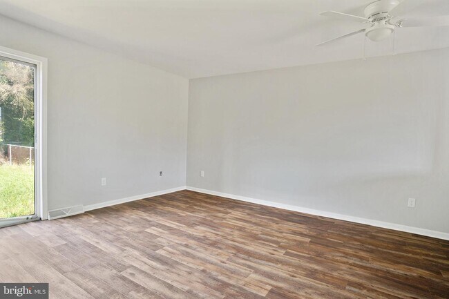 Building Photo - 307 Meeting House Ln
