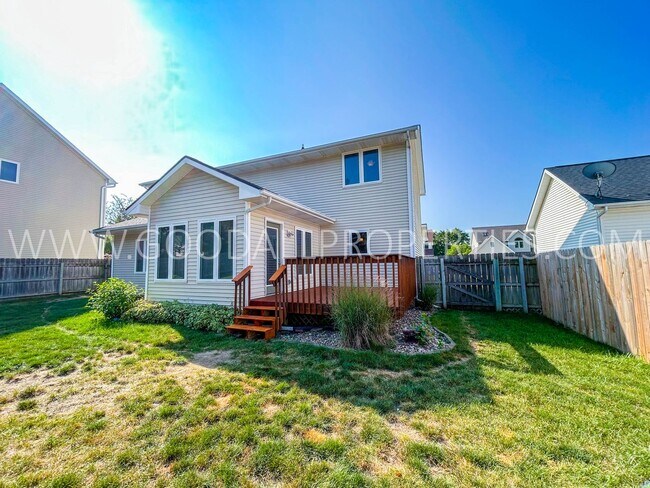 Building Photo - 3 Bedroom Single-Family home in West Des Moines with a fully fenced in yard!
