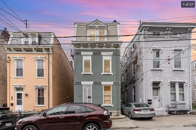 Building Photo - 2233 Victor St