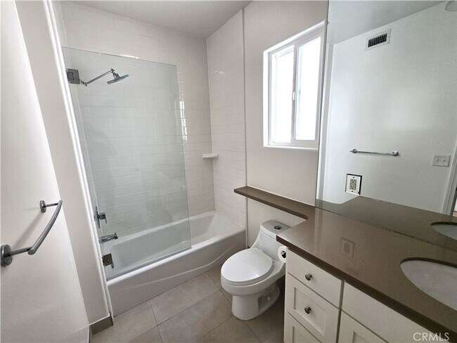 Building Photo - Spacious 2BR Condo in Los Angeles