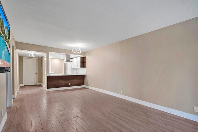 Building Photo - 3051 S Palm Aire Dr