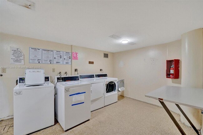 Building Photo - 1301 NE Miami Gardens Dr