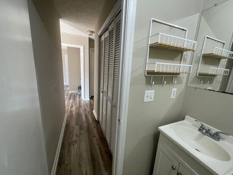 Building Photo - 68 Cedar Hill Cir