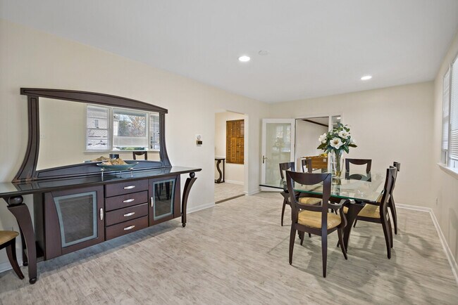 Building Photo - 2017 Woodford Rd