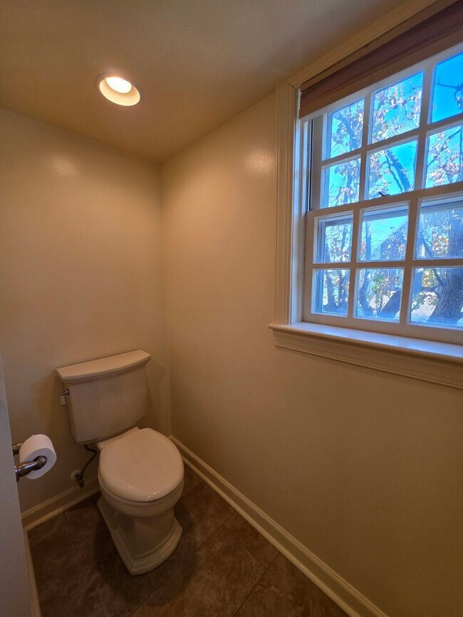 Building Photo - Ghent Square