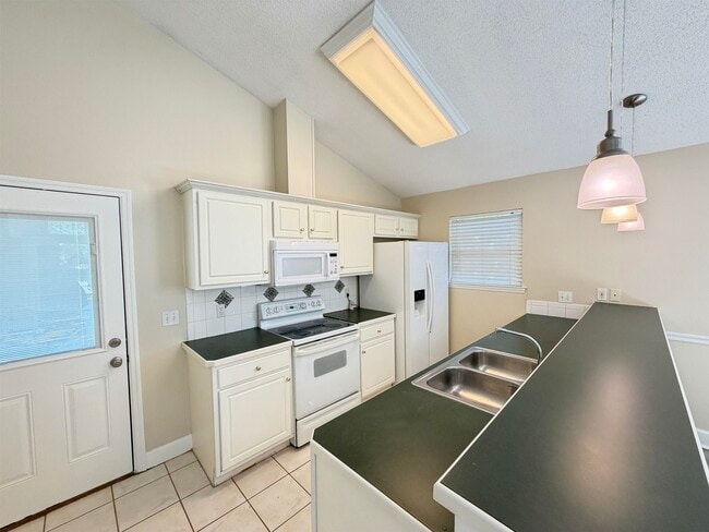 Building Photo - 2116 Heathrow Dr