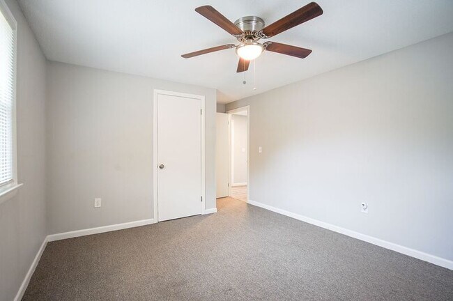 Building Photo - 1133-1135 N Westfield Street