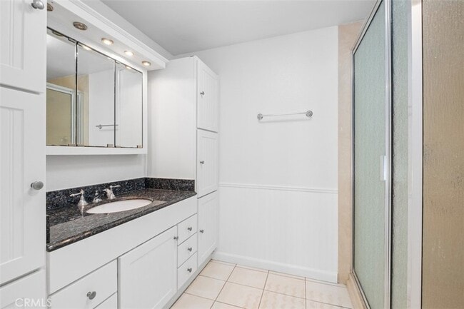 Building Photo - 13902 Yorba St