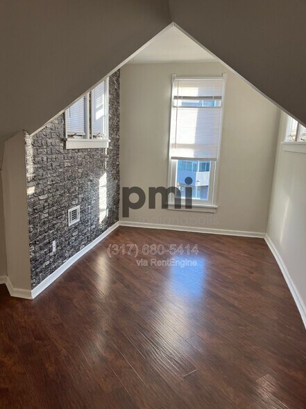 Building Photo - 241 E 9th St