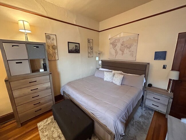 Building Photo - Lovely Historical Home