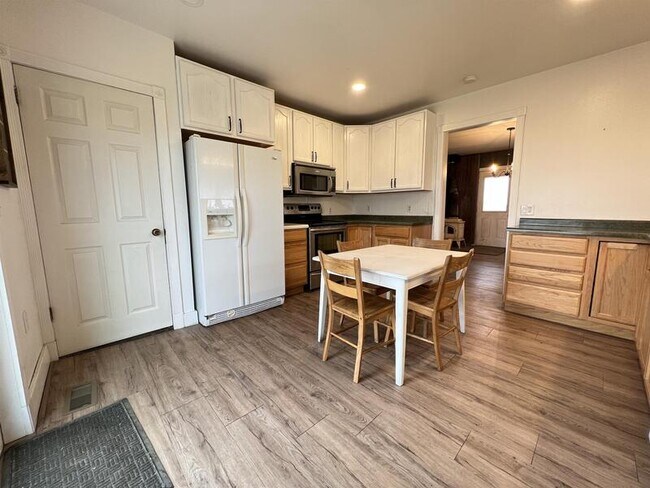 Building Photo - 3085 Overland Ave
