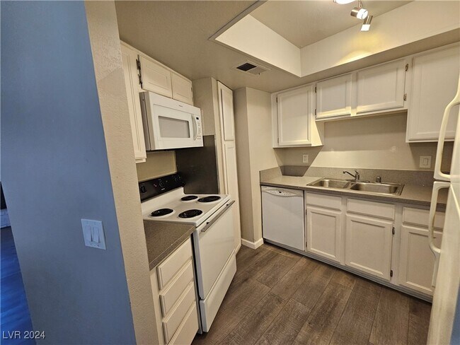 Building Photo - 3749 Carlyle Dr