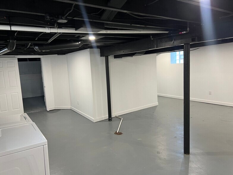 Building Photo - 623 W 40th St