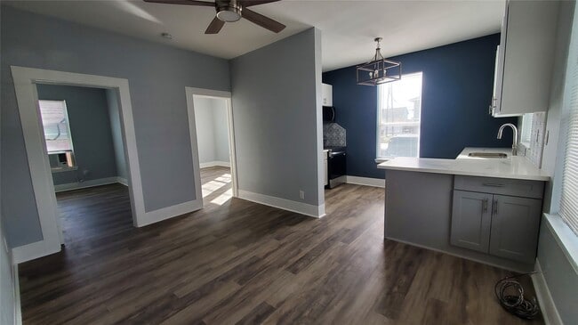 Building Photo - 3828 Seawall Blvd