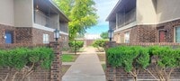 Building Photo - UPDATE CONDOMINIUM IN COLONIAL PARK