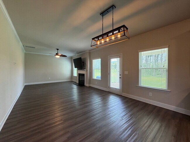 Building Photo - Spacious 4/2.5 House in Rydal- $2,995
