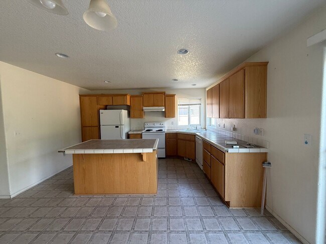 Building Photo - Spacious 4-Bedroom Rental Home in Prime Pa...