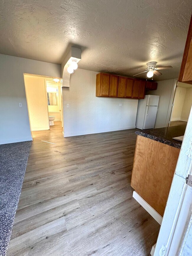 Building Photo - LARGE DOWNSTAIRS CORNER UNIT 2 BED 1 BATH ...