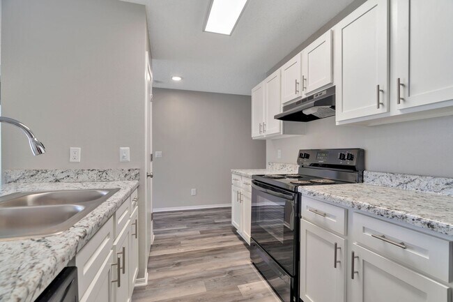 Building Photo - Newly remodeled 3 Bed 2 Bath Duplex!! Fenced yard!