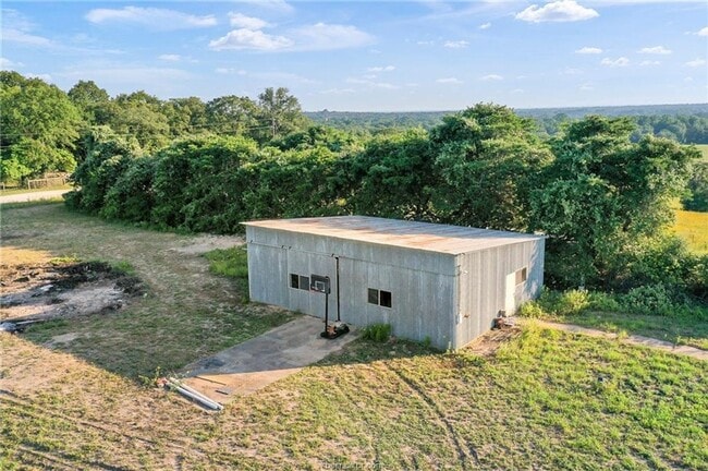 Building Photo - 7 acres with 5 bed, 3 bath less than 25 minutes from town!