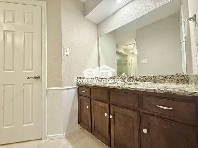 Building Photo - Beautiful home in well established neighbo...