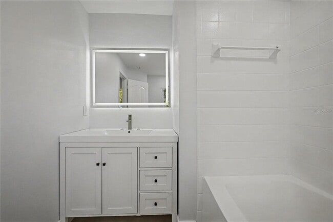 Building Photo - 1042 WATERSIDE Dr