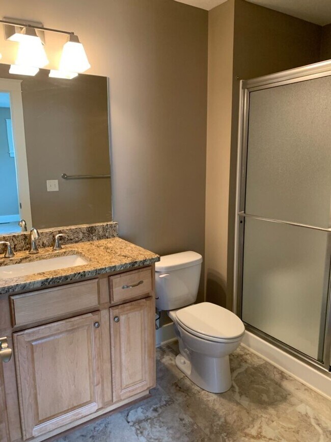 Building Photo - Beautiful 3 bedroom 2 1/2 bath home