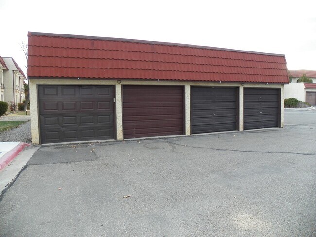 Building Photo - 813 Country Club Dr SE